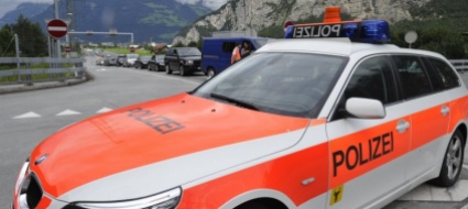 automobilista-con-532-chili-di-troppo-sul-tetto-dell-auto
