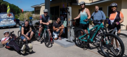 ad-arzo-una-colonnina-va-in-soccorso-di-ciclisti-in-panne