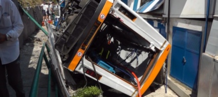 capri-minibus-finisce-sulla-spiaggia-un-morto-e-diversi-feriti