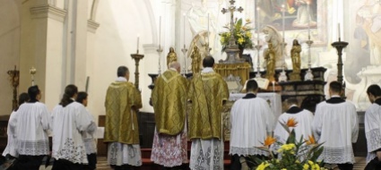 stretta-del-papa-alla-messa-preconciliare-uso-strumentale