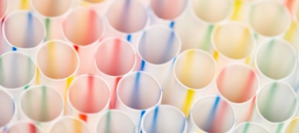 ue-al-bando-piatti-e-cannucce-di-plastica