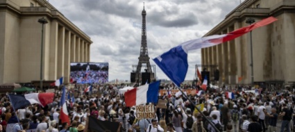 proteste-anti-pass-scontri-tra-manifestanti-e-polizia-a-parigi