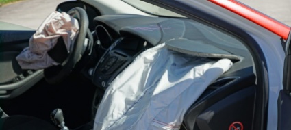 lite-in-auto-lei-tira-il-freno-a-mano-e-la-vettura-si-ribalta