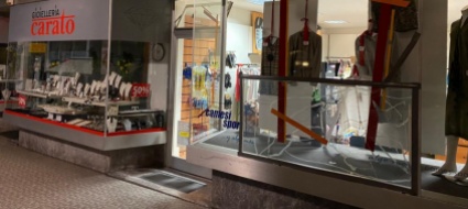 lite-tra-ragazze-a-locarno-una-vetrina-spaccata