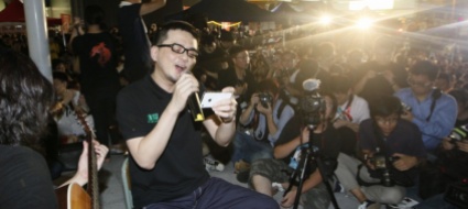 stretta-a-hong-kong-cantante-rischia-7-anni
