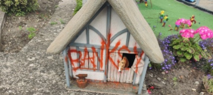 graffiti-lungo-la-costa-inglese-potrebbe-essere-banksy