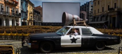 una-bluesmobile-in-piazza-grande