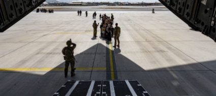 kabul-parto-in-quota-afghana-da-alla-luce-un-bimbo-su-aereo-usa