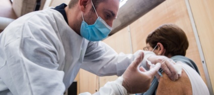 covid-raccomandata-la-terza-dose-di-vaccino-per-gli-anziani