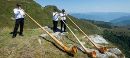 i-corni-dal-generus-si-esibiscono-a-castel-san-pietro
