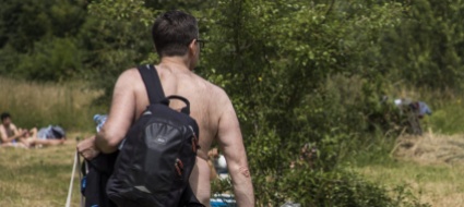 nella-foresta-di-sherwood-c-e-robin-hood-tutto-nudo