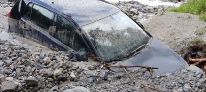 colata-di-detriti-si-abbatte-su-auto-a-valchava