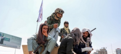 afghanistan-300-donne-velate-manifestano-a-sostengo-dei-talebani