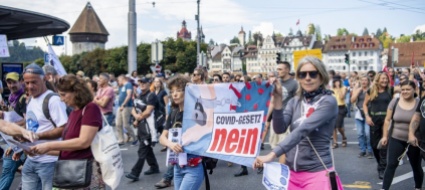 in-piazza-contro-misure-anti-covid-a-lucerna-arrivano-denunce