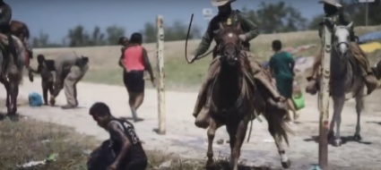agenti-a-cavallo-frustano-migranti-al-confine