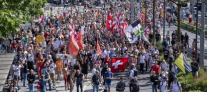 lucerna-1-500-persone-manifestano-contro-misure-anti-covid