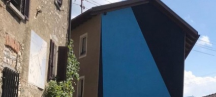 bre-raccoglie-critiche-il-murale-blu-e-nero