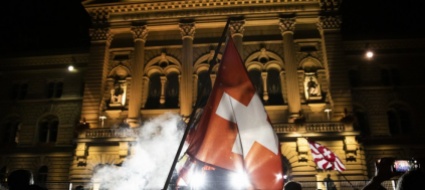 proteste-contro-misure-covid-a-berna-chi-rompe-paga