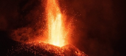 eruzione-canarie-il-vulcano-emette-grandi-quantita-di-lava