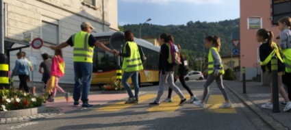 i-bambini-sono-pronti-ad-andare-a-scuola-a-piedi
