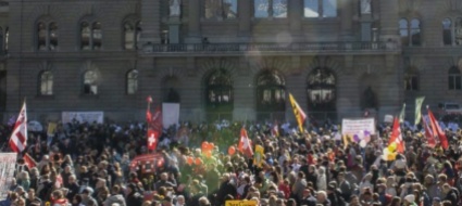 a-berna-grande-corteo-di-oppositori-alle-restrizioni-covid
