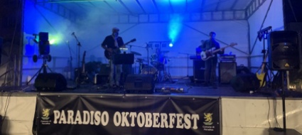 paradiso-centinaia-di-persone-all-oktoberfest