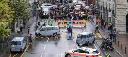 extinction-rebellion-blocca-una-strada-a-zurigo-iniziato-sgombero