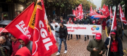 un-centinaio-di-persone-in-strada-a-sostegno-dei-lavoratori