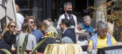timidi-sorrisi-per-i-ristoratori-bene-gli-alberghi