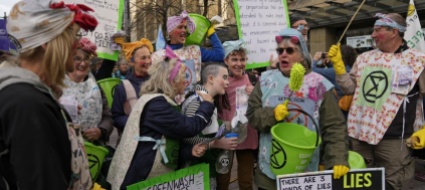 la-polizia-ferma-extinction-rebellion-due-arresti