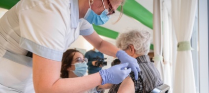covid-e-vaccino-somministrato-il-booster-a-duemila-anziani