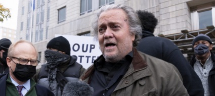 bannon-si-consegna-all-fbi-combattero-il-regime-di-biden