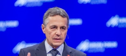 cassis-telefona-al-ministro-degli-esteri-cinese