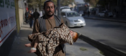 attacco-kamikaze-in-un-ospedale-strage-a-kabul