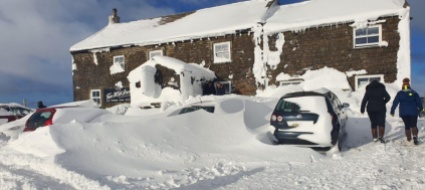 tempesta-nel-regno-unito-blocca-61-persone-due-giorni-in-un-pub