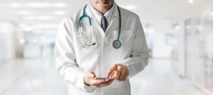 atti-sessuali-e-lecito-esaminare-il-telefono-di-un-medico
