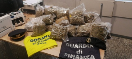 a-brogeda-8kg-di-marijuana-in-un-trolley-sul-bus-di-linea