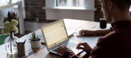 cade-dalle-scale-di-casa-in-smart-working-puo-chiedere-i-danni