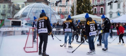 giocatori-di-ambri-e-lugano-sul-ghiaccio-in-piazza-grande