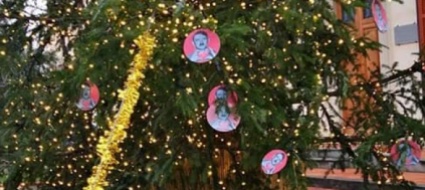 palline-con-simboli-nazisti-sull-albero-di-natale-comunale