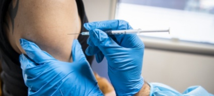 pagato-da-no-vax-per-farsi-vaccinare-al-posto-loro
