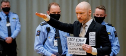 breivik-chiede-la-liberta-condizionale-e-fa-il-saluto-nazista