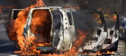 auto-in-fiamme-a-camorino-nessun-ferito-ma-disagi-al-traffico