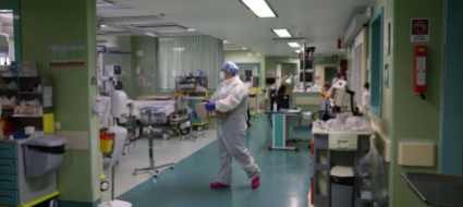 in-italia-si-rischiano-2-mln-di-positivi-e-ospedali-pieni