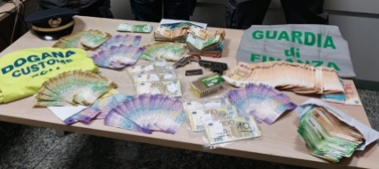 traffico-di-valuta-intercettati-oltre-875-000-euro-a-fine-2021