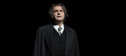 sfogliando-se-questo-e-un-uomo-a-teatro