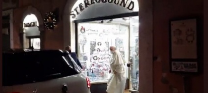 il-papa-a-sorpresa-in-un-negozio-di-dischi-nel-centro-di-roma