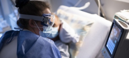 positivo-1-test-su-3-ma-cala-l-occupazione-covid-in-cure-intense