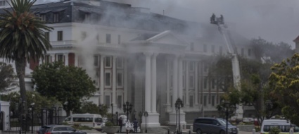 le-fiamme-distruggono-il-palazzo-del-parlamento-in-sudafrica