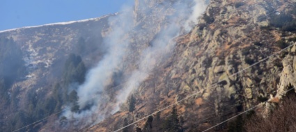 fiamme-sul-monte-gambarogno-pompieri-ed-elicottero-in-azione